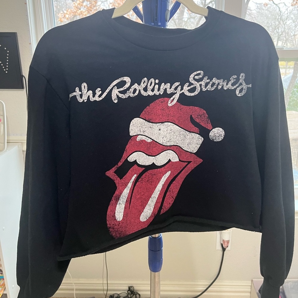 ROLLING STONES BLACK CROPPED LONG SLEEVE WINTER CHRISTMAS GRAPHIC SWEATSHIRT